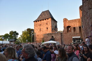Publikum auf der Burg Nideggen