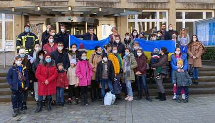 Die Menschen aus der Ukraine beim Gruppenbild vor dem Kreishaus.