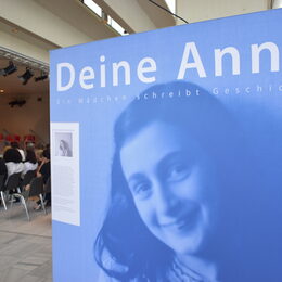 Ausstellungswand mit dem Bild von Anne Frank