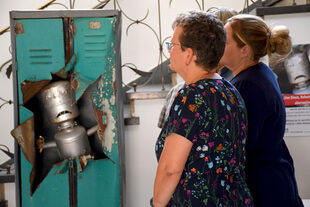 Menschen begutachten im Kreishaus Jülich eine Roboter-Skulptur.