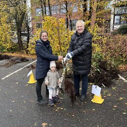 Landrat übergibt Baum an Frau