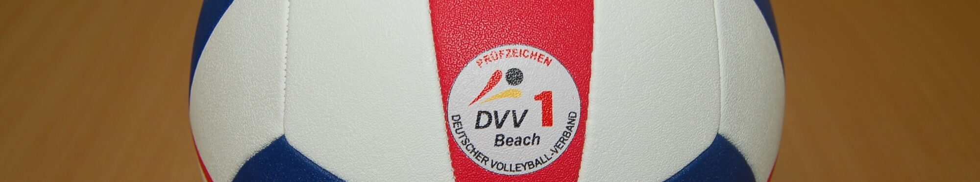 Ein Beach-Volleyball liegt auf einem Tisch.