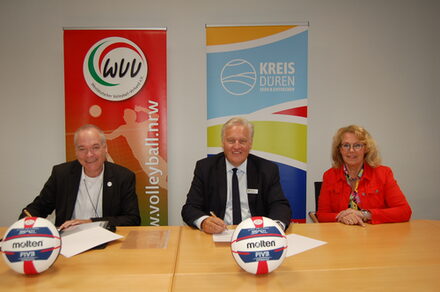 Landrat Wolfgang Spelthahn und WVV-Präsident Hubert Martens unterzeichnen einen Vertrag.