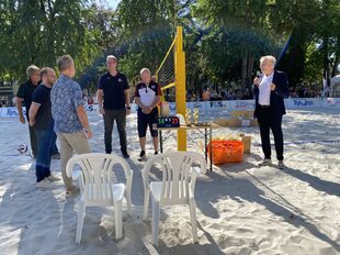 Das Bild zeigt Landrat Spelthahn bei der Siegerehrung auf dem Spielfeld