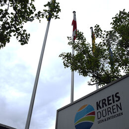 Vier Flaggen hängen vor dem Kreishaus in Düren.