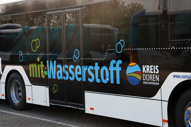 Das Bild zeigt einen Bus mit der Aufschrift: mit Wasserstoff