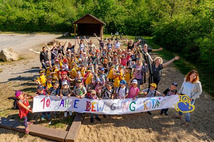 Kinder jubeln zum Jubiläum "10 Jahre Bewegungskitas"