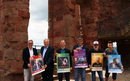 Präsentierten auf der Burg Nideggen das Programm für die "Bühne unter Sternen": Landrat und Schirmherr Wolfgang Spelthahn (2. von links), Konzertveranstalter Christian Mourad, Jan-Oliver Mau (Rurtalbus), Herbert Häner (Rurtalbahn) und die Sterneköche der Burg, Herbert Brockel und Tobias Schlimbach (von links).