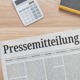 Zeitung mit der Headline Pressemitteilung