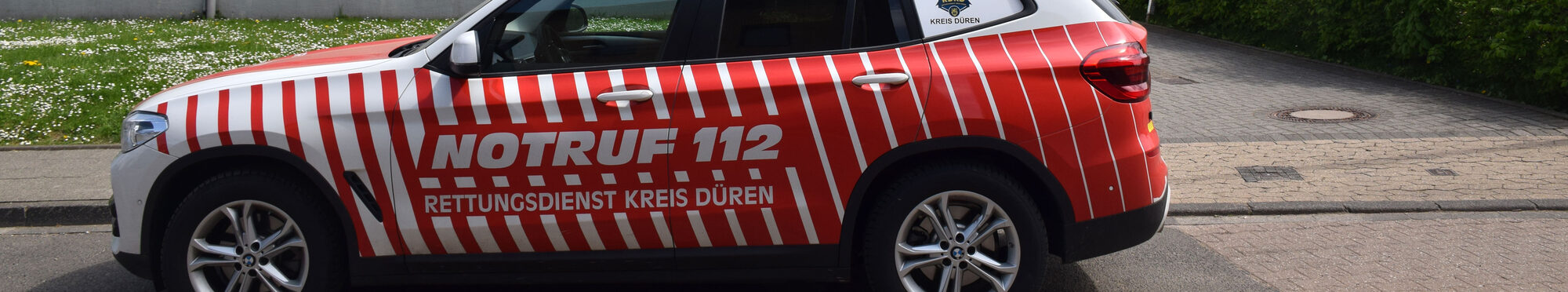 Ein Fahrzeug des Rettungsdienstes steht vor der Grundschule in Drove.