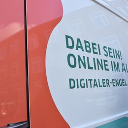 Aufschrift auf dem Fahrzeug: Digitaler-Engel.org