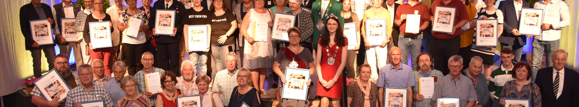 Landrat Wolfgang Spelthahn (vorne, l.) zeichnete in der Festhalle Kreuzau 30 Preisträger aus.