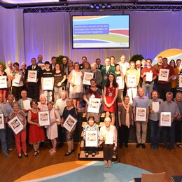 Landrat Wolfgang Spelthahn (vorne, l.) zeichnete in der Festhalle Kreuzau 30 Preisträger aus.