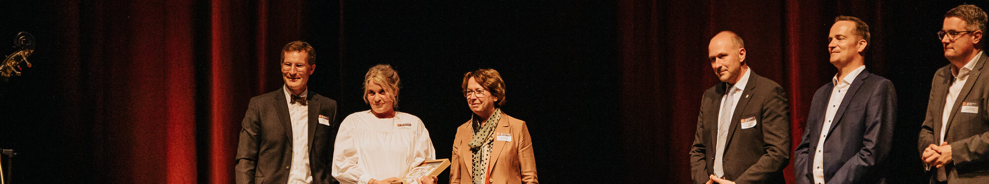 Sechs Personen stehen auf der Bühne des Eifel Awards.