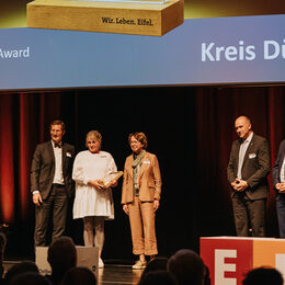 Sechs Personen stehen auf der Bühne des Eifel Awards.