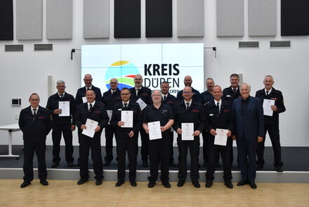 Gruppenbild der Feuerwehrmänner und des Landrats