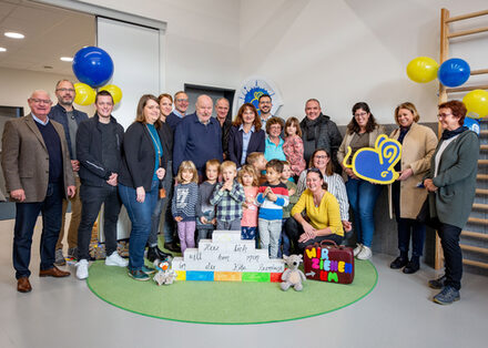 Gruppenbild bei der Kitaeinweihung