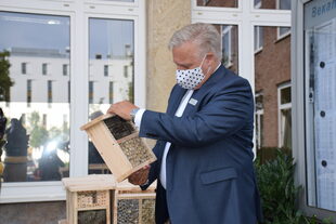 Landrat Wolfgang Spelthahn bei der Ausgabe der Insektenhotels im Rahmen des Klimaschutzprogramms.