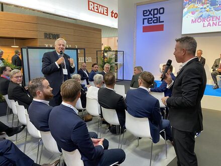 Landrat Wolfgang Spelthahn im Gespräch auf der Expo Real