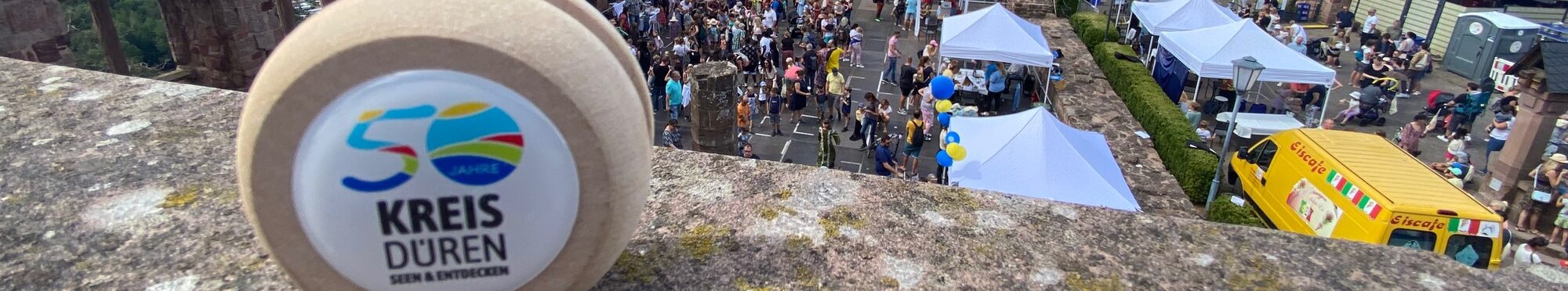 blick von oben auf das Familienfest, im Vordergrund ein Jojo.