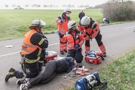 Patientin liegt am Boden - zum Glück nur ein Schauspiel.