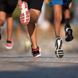 Laufschuhe in in Bewegung beim Laufen