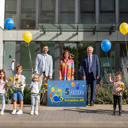 Fünf Jahre Kindertagesbetreuung Kreismäuse AöR: Darüber freuen sich nicht nur die Kita-Kinder, sondern auch Christoph Siebertz, Elke Ricken-Melchert (beide Vorstand Kreismäuse AöR) und Landrat Wolfgang Spelthahn (v.l.).