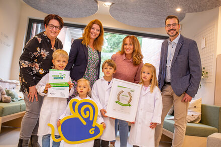 Gruppenbild von Kindern in weißen Mänteln und den Verantwortlichen der Kreismäuse.