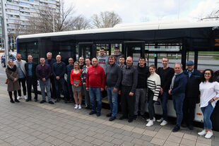 Gruppenbild der Ukrainer vor dem Bus
