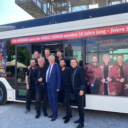 Landrat und Höhner vor dem Bus