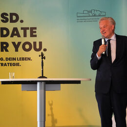 Das Bild zeigt Landrat Spelthahn bei seiner Rede auf der Bühne.