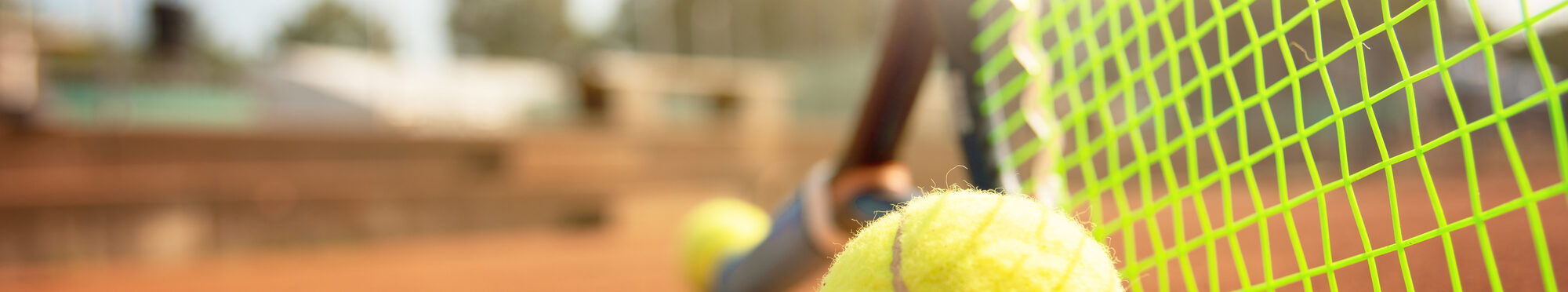 Tennisschläger mit Ball nah