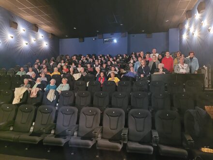 Der Kinosaal gefüllt mit Interessierten zum Thema Demenz.