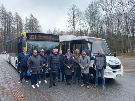 Gruppenbild der Vertreter vor dem Shuttle.