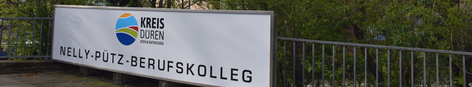 Schild vor der Schule