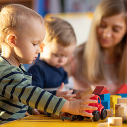 Kinder spielen mit Bauklötzen