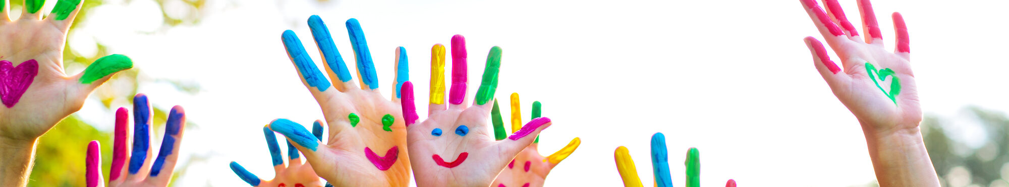 Das Bild zeigt bemalte Kinderhände