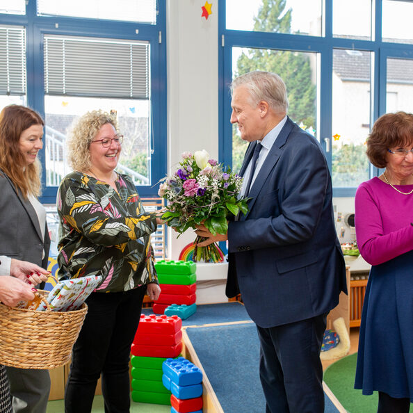 Landrat übergibt Blumenstraß an Kitaleitung