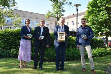 Unterstützen alle Interessierten bei ihren Vorhaben im Rahmen des Klimaschutzprogramms: Anne Schüssler, Kreis Düren, Uwe Willner, Vorstandsvorsitzender der Sparkasse Düren, Landrat Wolfgang Spelthahn und Eric Floren, Klimaschutzbeauftragter des Kreises Düren (v.l.).