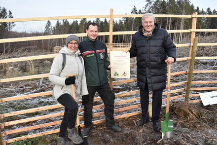 Anne Schüssler, Jan-Valentin Wiesmeyer und Landrat Wolfgang Spelthahn beim Gruppenbild mit Urkunde.