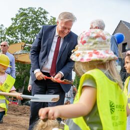 Landrat Wolfgang Spelthahn beim Spatenstich für eine neue Kita in Kreuzau. Gemeinsam mit den Kindern schaufelt er Sand.