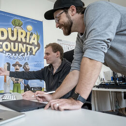 Hacky Hackhausen und Tom Besselmann (v.r.) haben gemeinsam mit dem Team von der Agentur La Mechky das Spiel Duria County Rush entwickelt.