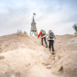 Zwei Wanderer auf der Sophienhöhe.