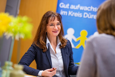 Elke Ricken-Melchert, Leiterin des Amtes für Demografie, Kinder, Jugend, Familie und Senioren, im Gespräch.