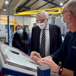 Landrat Wolfgang Spelthahn besucht das Unternehmen Thermopor Glas und lässt sich die Arbeitsschritte zeigen.