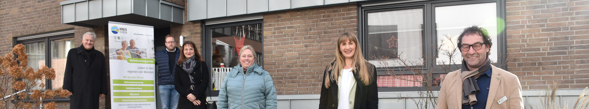 Ein gelungenes Beispiel für die Unterstützung der Wohnberatungsstelle. Vor dem Haus von Familie Middendorf ermöglicht nun eine Rampe den barrierefreien Zugang. Darüber freuen sich: Reinhold Feron, Natalya Henschenmacher (beide Wohnberatungsstelle), Silke Stach-Reinartz (Leiterin des Amtes für Bauordnung, Tiefbau und Wohnungsbauförderung), Elke Ricken-Melchert (Leiterin des Amtes für Demografie, Kinder, Jugend, Familie und Senioren, Bewohner Peter Middendorf und Landrat Wolfgang Spelthahn (v.r.).