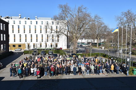 Viele Menschen auf dem Platz vor dem Kreishaus unter der Ukraine-Flagge