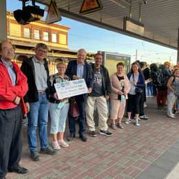 Das Bild zeigt mehrere Personen auf dem Bahnsteig des Dürener Bahnhofes