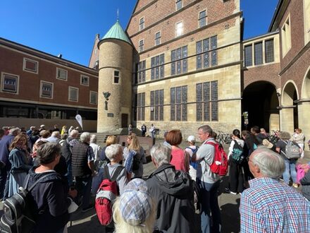 Das Foto zeigt mehrere Menschen in der Innenstadt von Münster