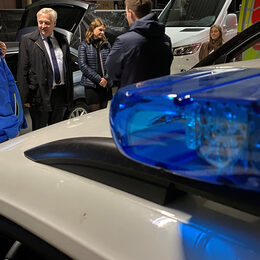 Blaulichtauto im Vordergrund, Besucher im Hintergrund